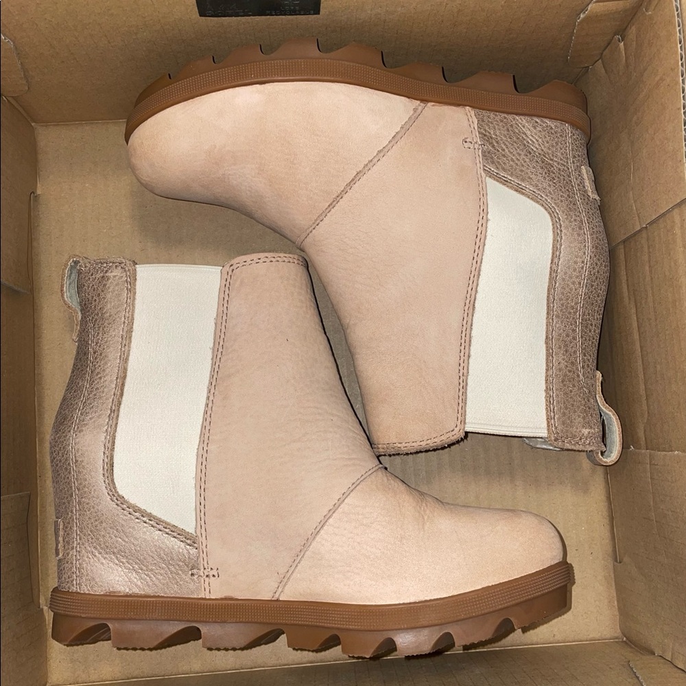 Never worn Sorel wedge booties, women’s size 7